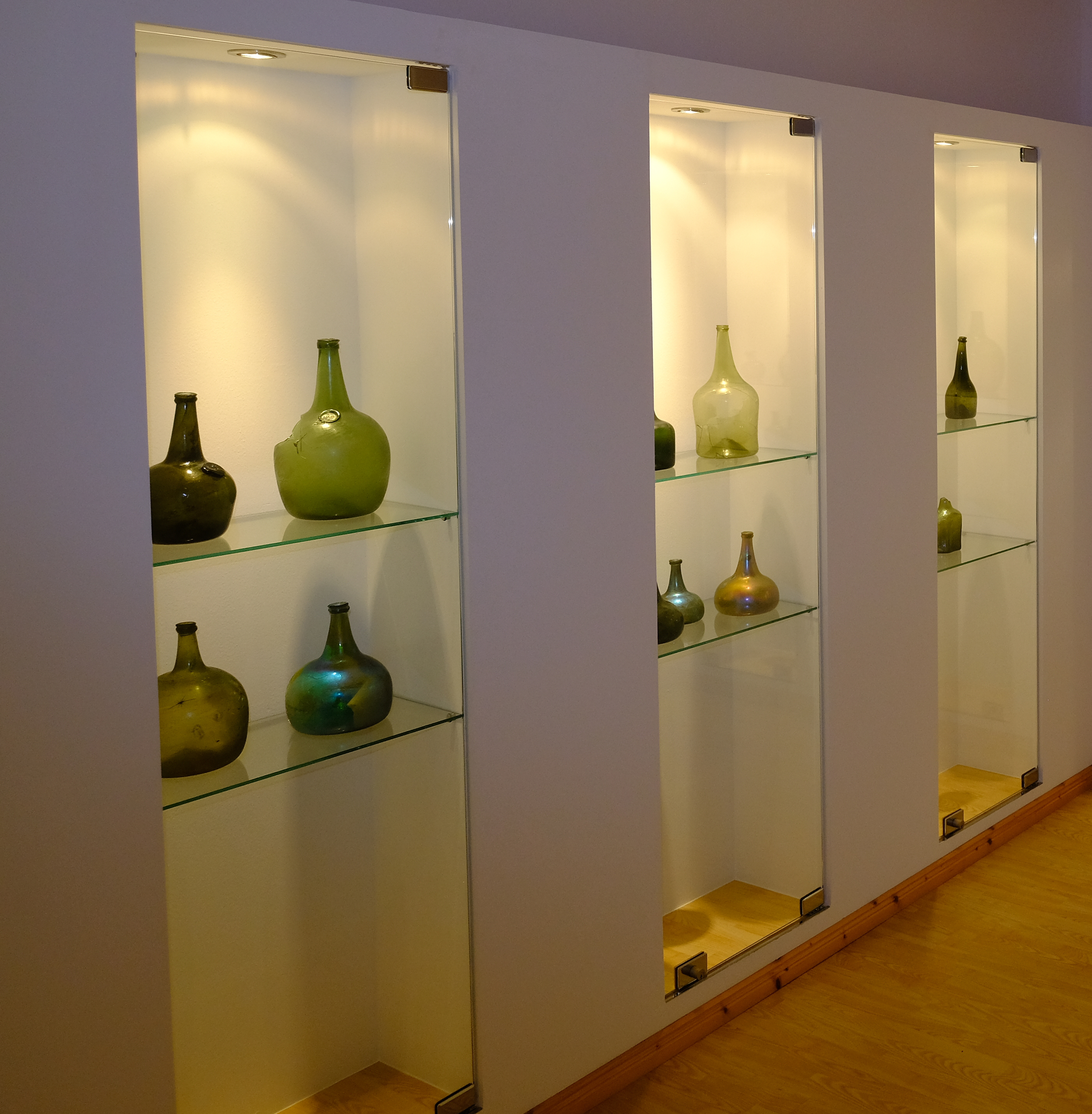 vitrinen Innenansicht Museum mit Vitrinen